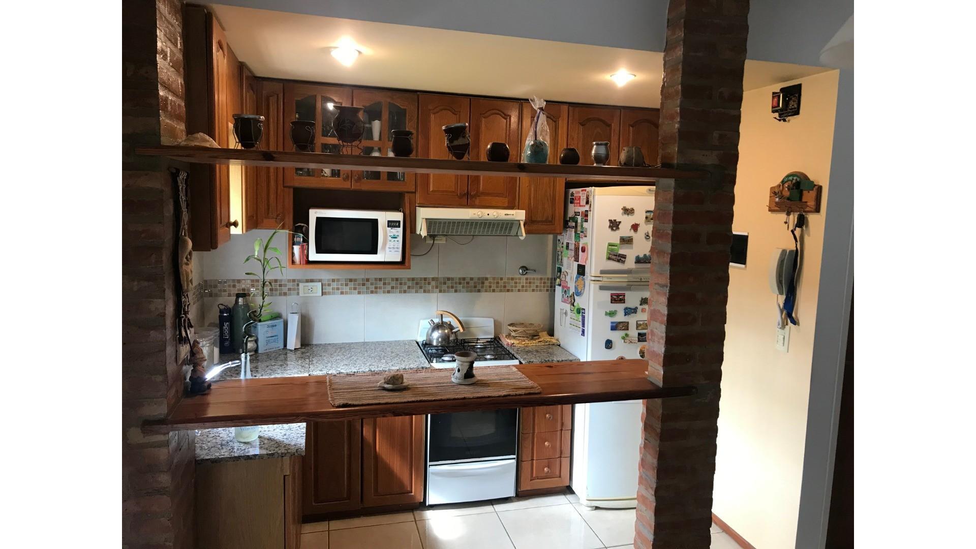 IMPECABLE DUPLEX DE 3 AMBIENTES CON PATIO Y COCHERA A 7 C/ E