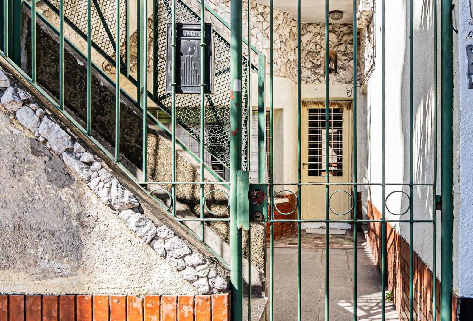 Ph  2 ambientes  PB ideal inversor con posibilidad de comprar conjuntamente el local  consultar precio de este último - Av. Perón al 3600