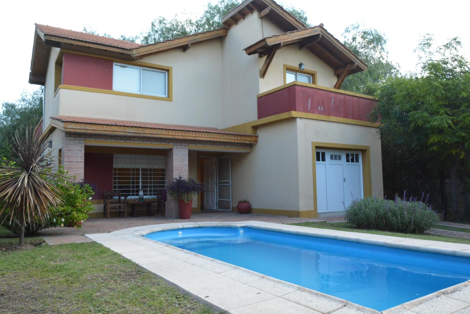 CASA DE CATEGORÍA CON PARQUE Y PILETA PIEDRA BLANCA