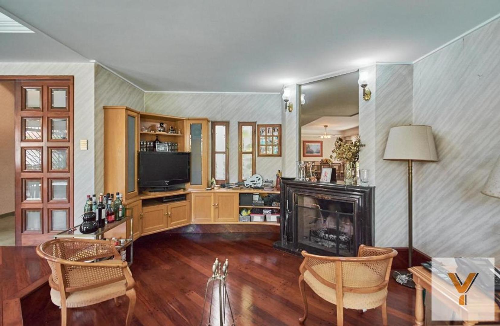 Casa 8 ambientes con 6 baños