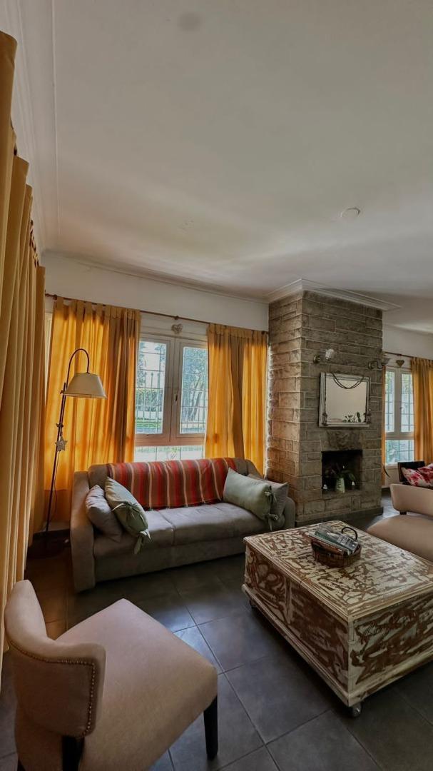 Chalet 4 ambientes en excelente ubicación.