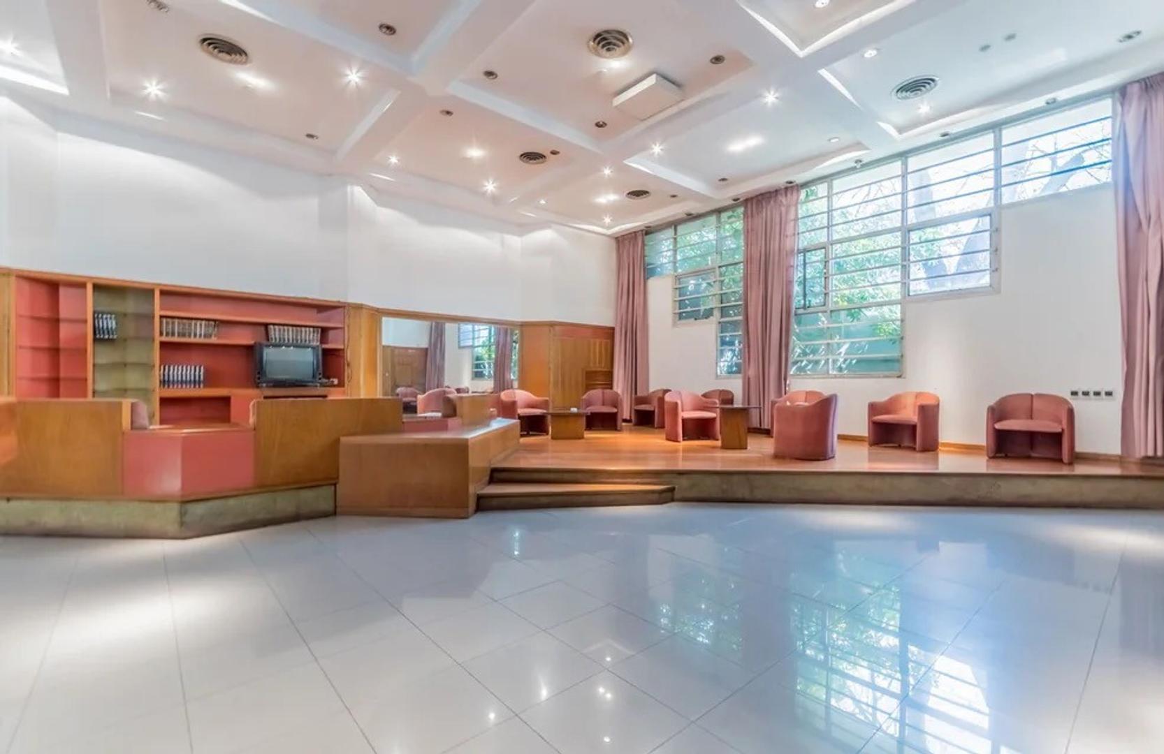 Oficinas, local, salones, cochera para 10 autos.