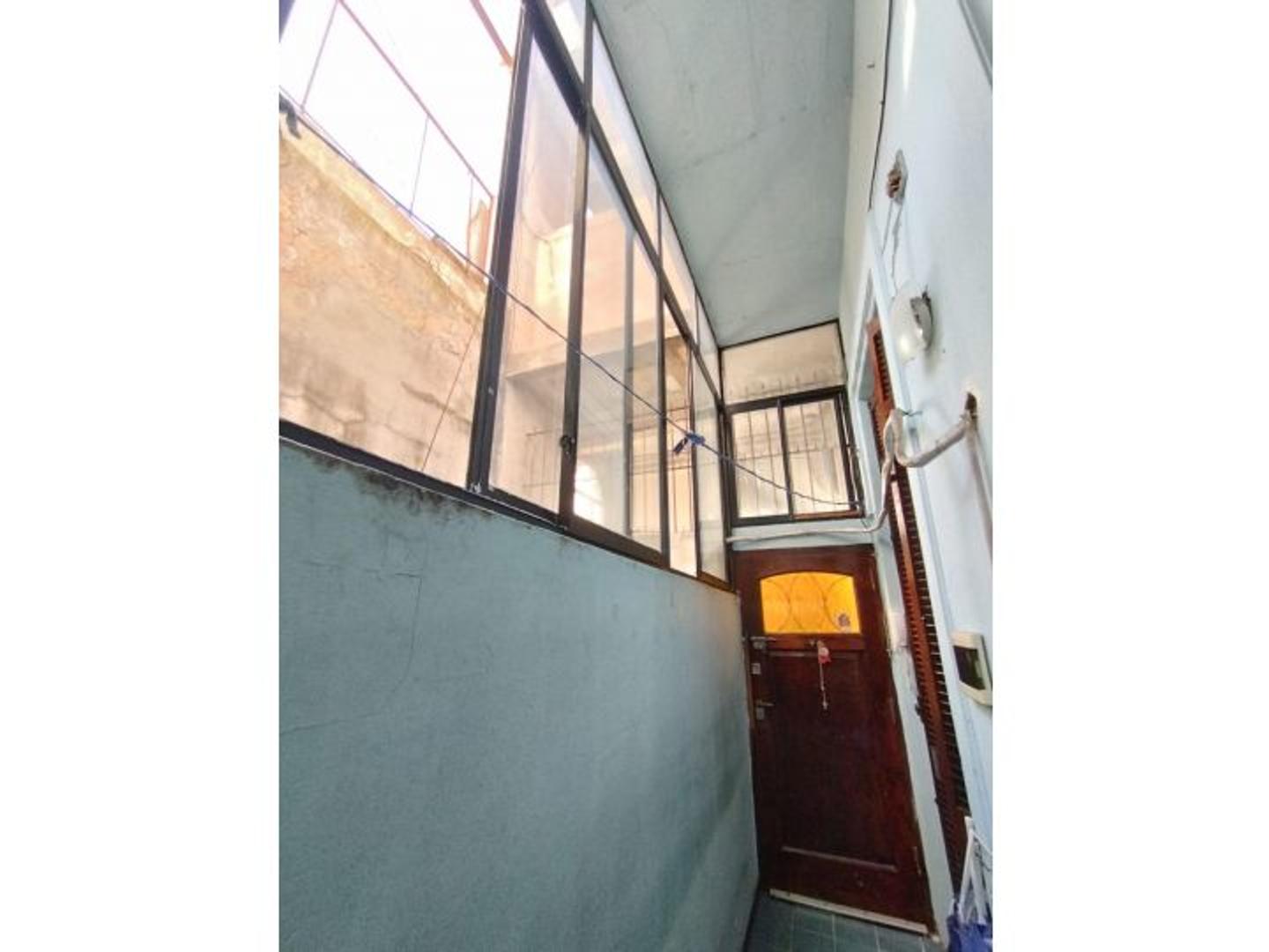 PH 2 AMBIENTES + HABITACION EN ENTREPISO - SOBRE AVENIDA BELGRANO - ALMAGRO