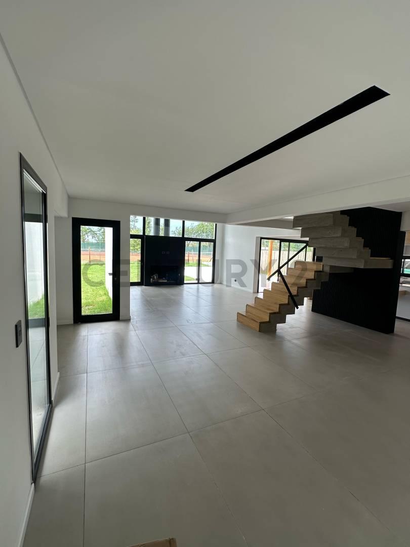 Venta ESPECTACULAR Casa Lagoon Pilar. Moderna con 3 dormitorios jardin y pileta. De calidad premium