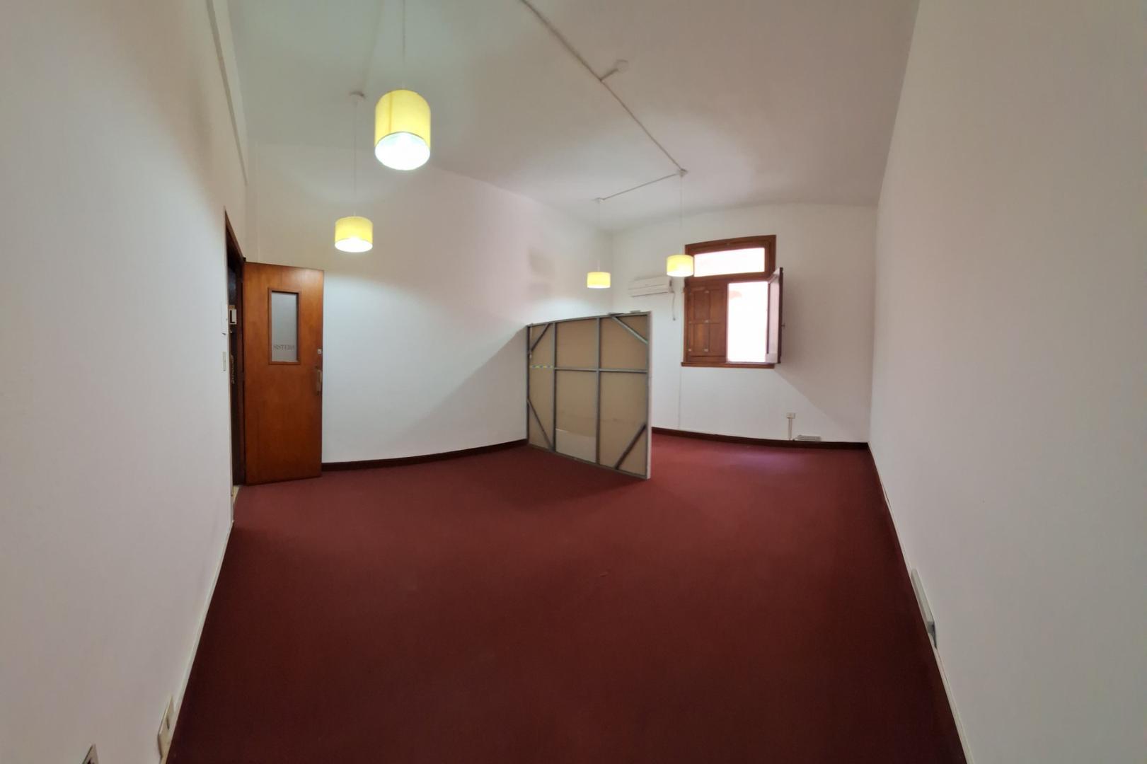 Oficina con aire en pleno Centro de Córdoba sobre peatonal