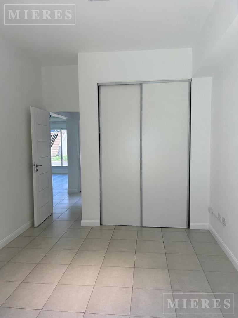 Departamento en planta baja con jardín en venta en El Palmar, Nordelta