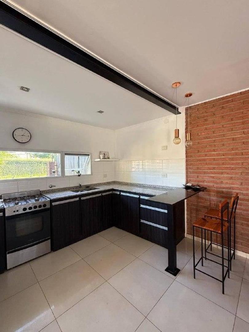 ALQUILER: Casa amoblada de dos dormitorios con pileta. Funes, Rosario