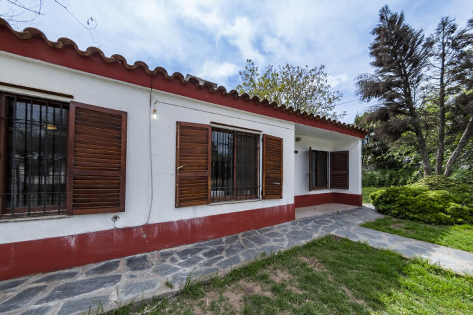 Casa 6 ambientes con 2 baños