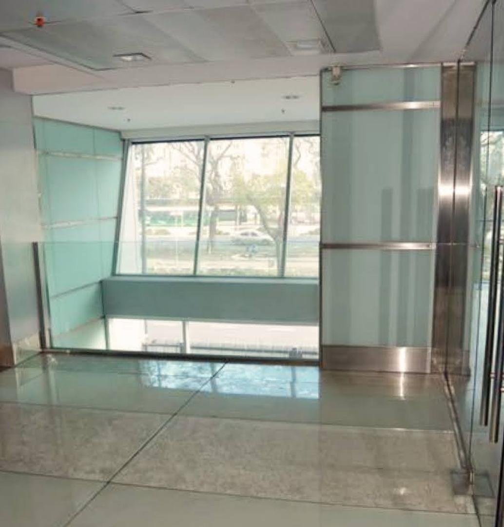 Edificio de modernas oficinas con cocheras en block