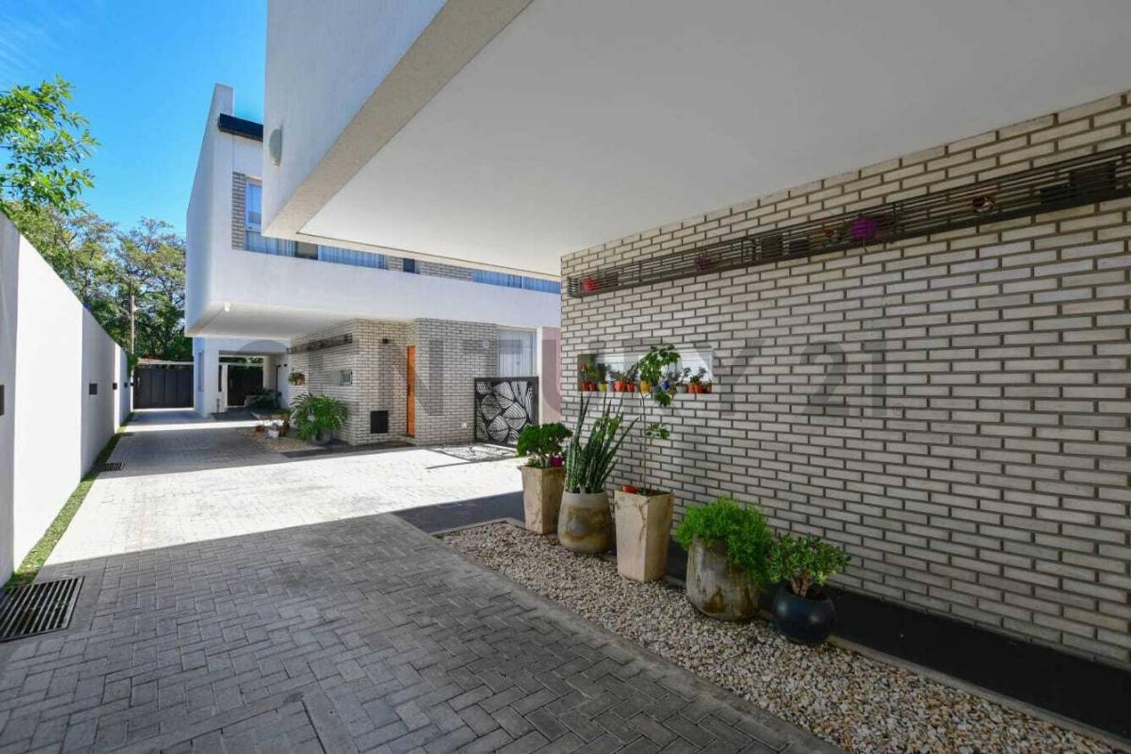 Casa en Alquiler con 1 cochera