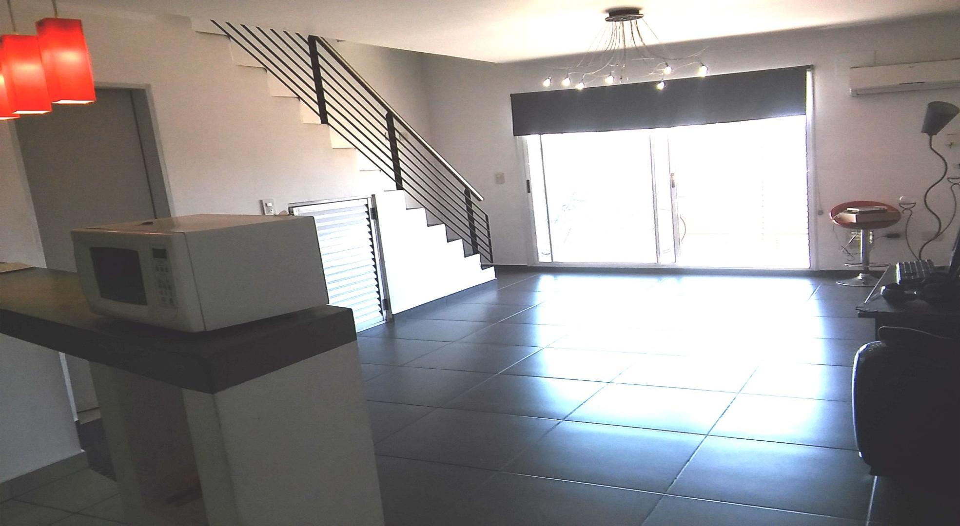 2 Ambientes con balcón al frente