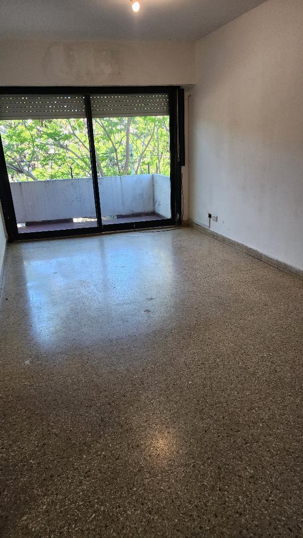 3 ambientes 2º p/escalera, al frente con balcón