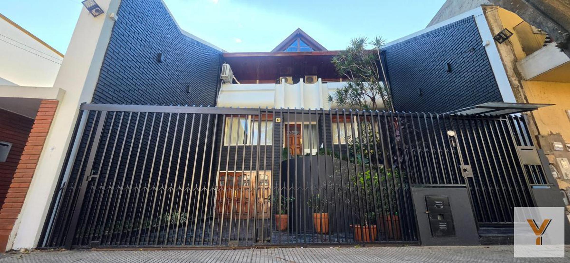 Casa en Venta - 6 Dormitorios 4 Baños Pileta - 1070mts - Caballito Coronel Apolinario Figueroa 1035