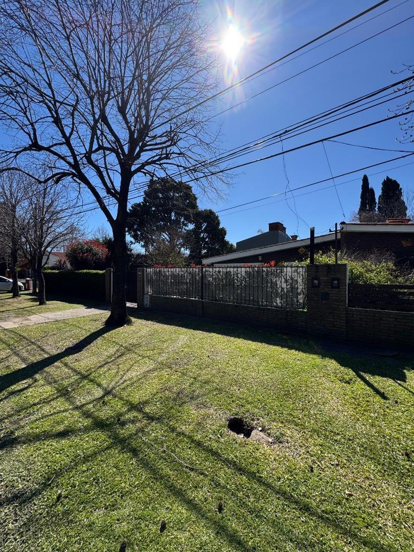 CASA EN FISHERTON CON AMPLISIMO JARDIN