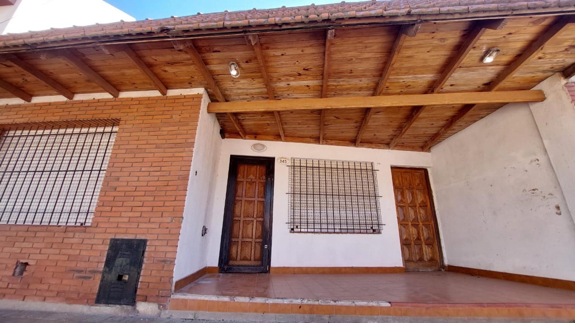 VENTA CASA 3 AMBIENTES CON PARQUE EN BERNAL