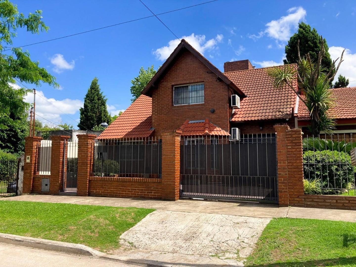 CASA EN VENTA MONTE GRANDE CON PARQUE