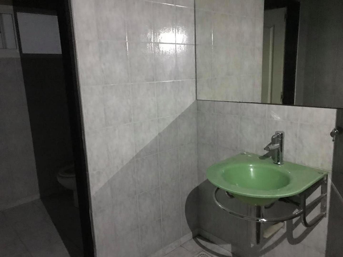 Vendemos Local comercial sobre Av. 3 de Abril