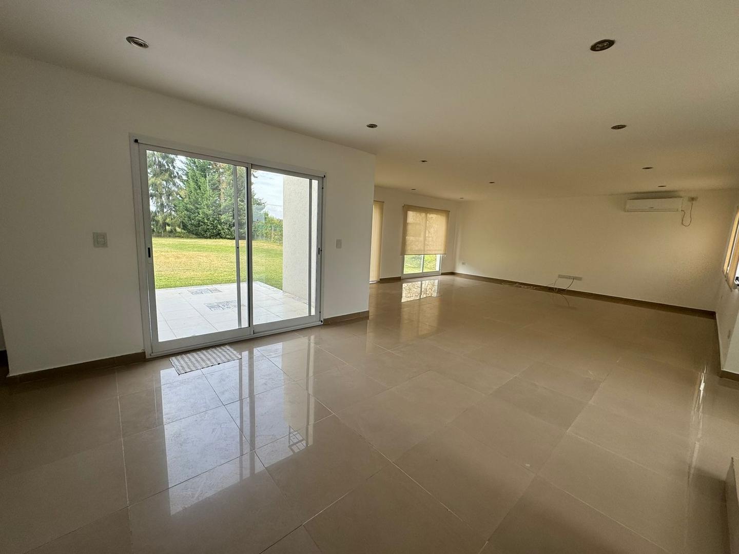 Casa en Venta con 4 cocheras