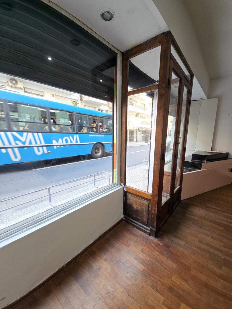 Laprida  1187 - Amplio Local con Privados en la Zona Teatro el Circulo en Venta