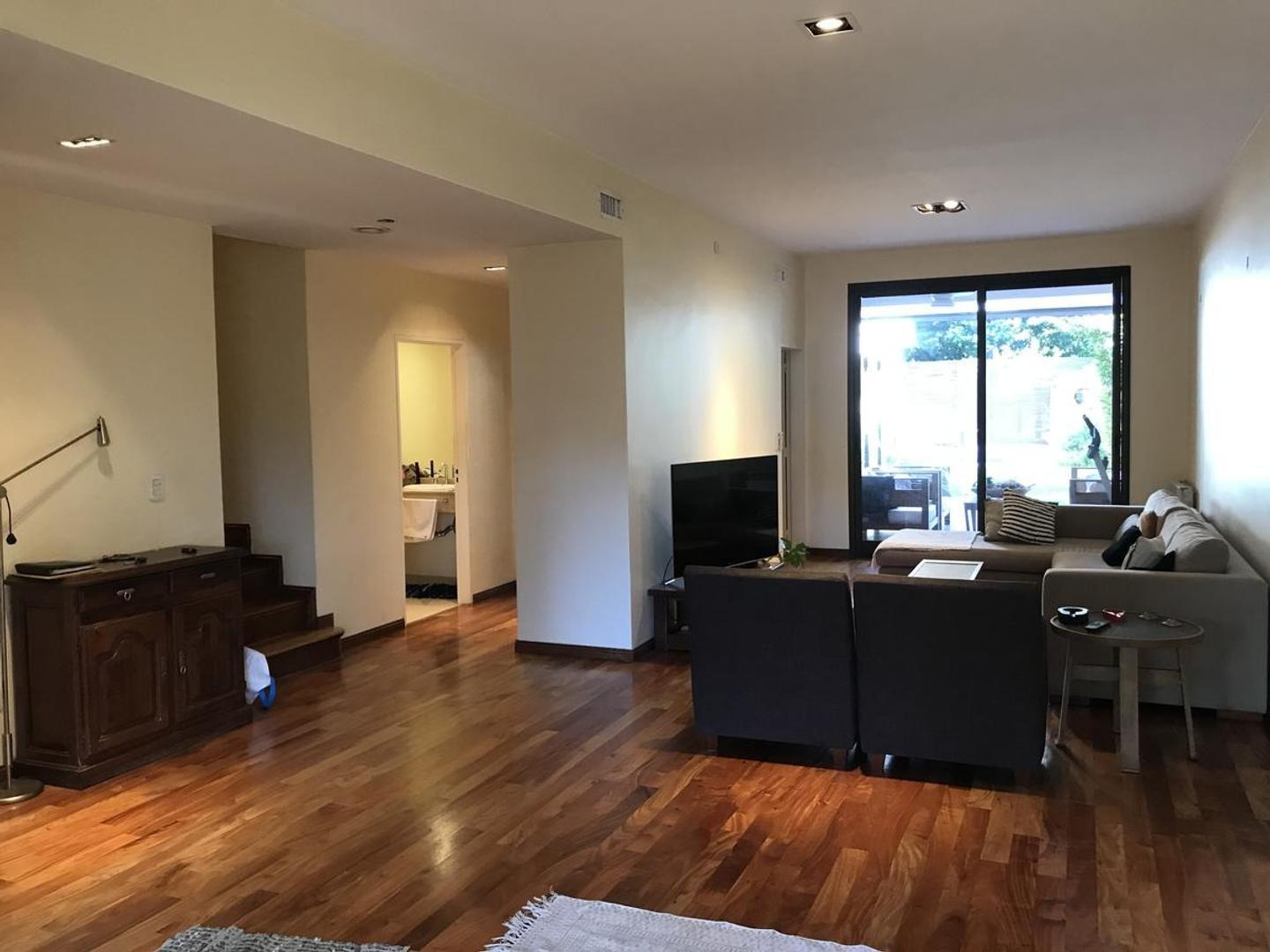 Casa en Venta con 3 cocheras