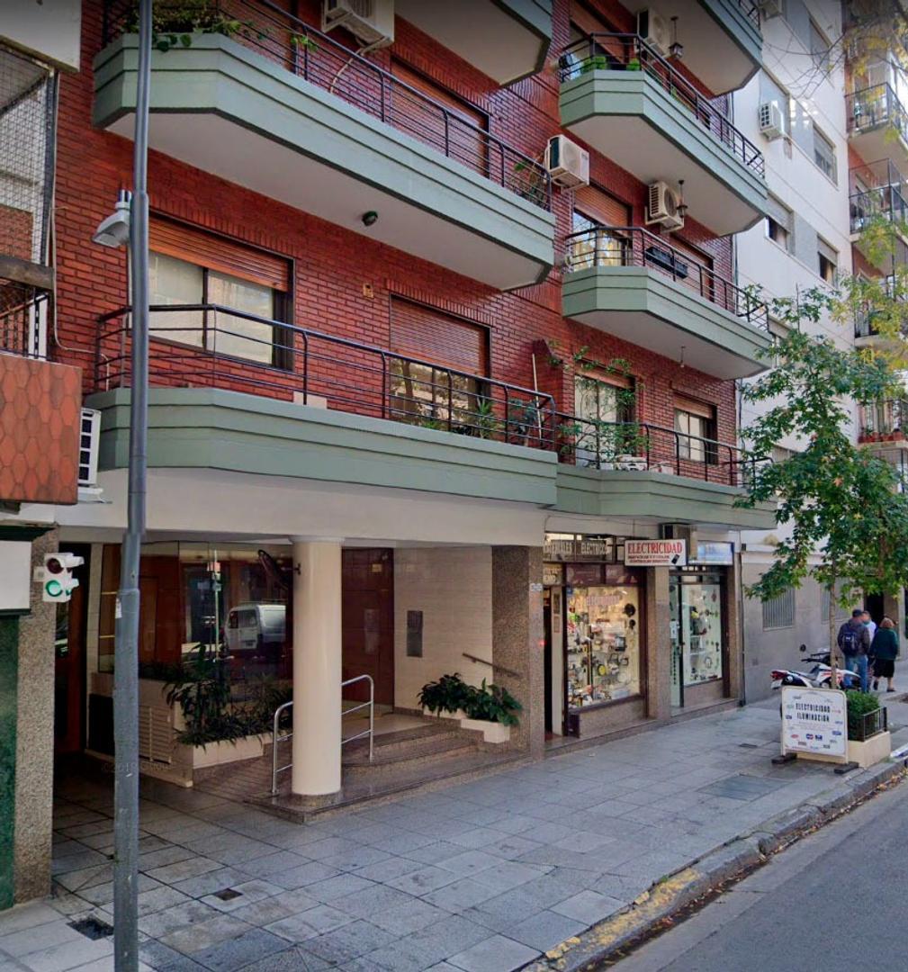 1 AMB AMPLIO Y DIVISIBLE - CON BALCON - COCINA SEPARADA