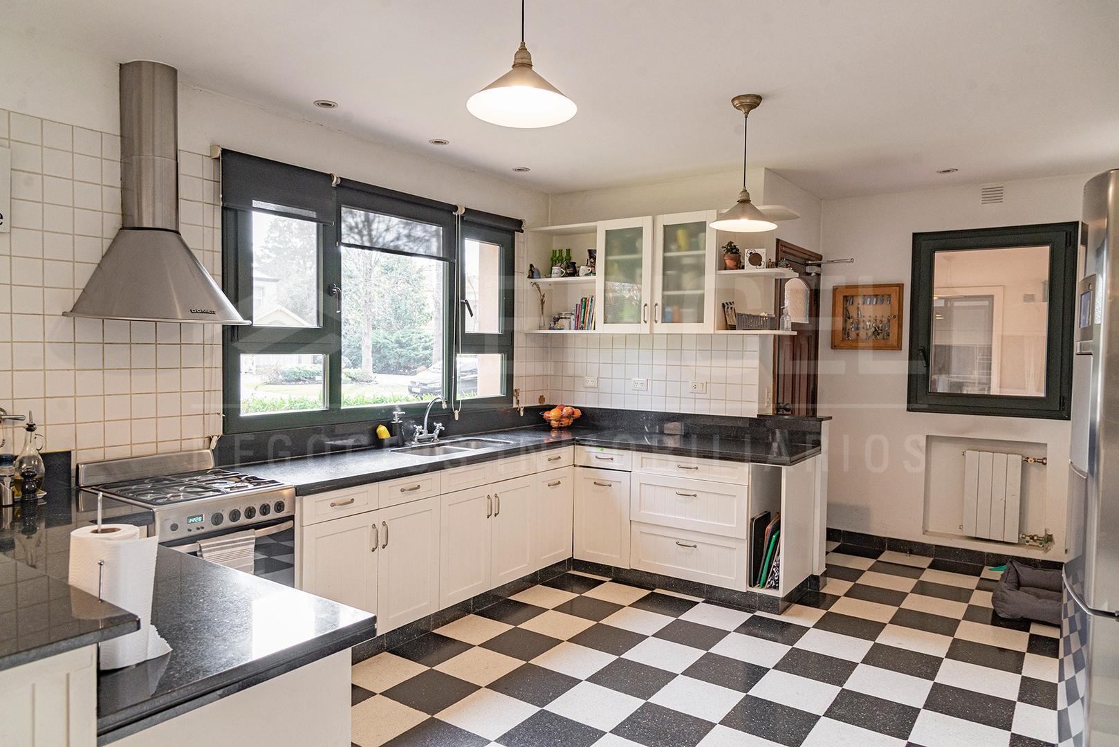 Casa 6 ambientes con 5 baños