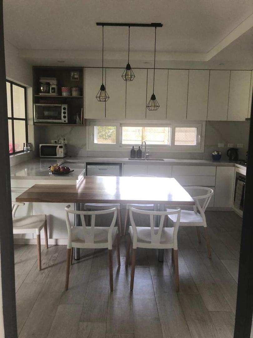 Casa 6 ambientes con 4 baños