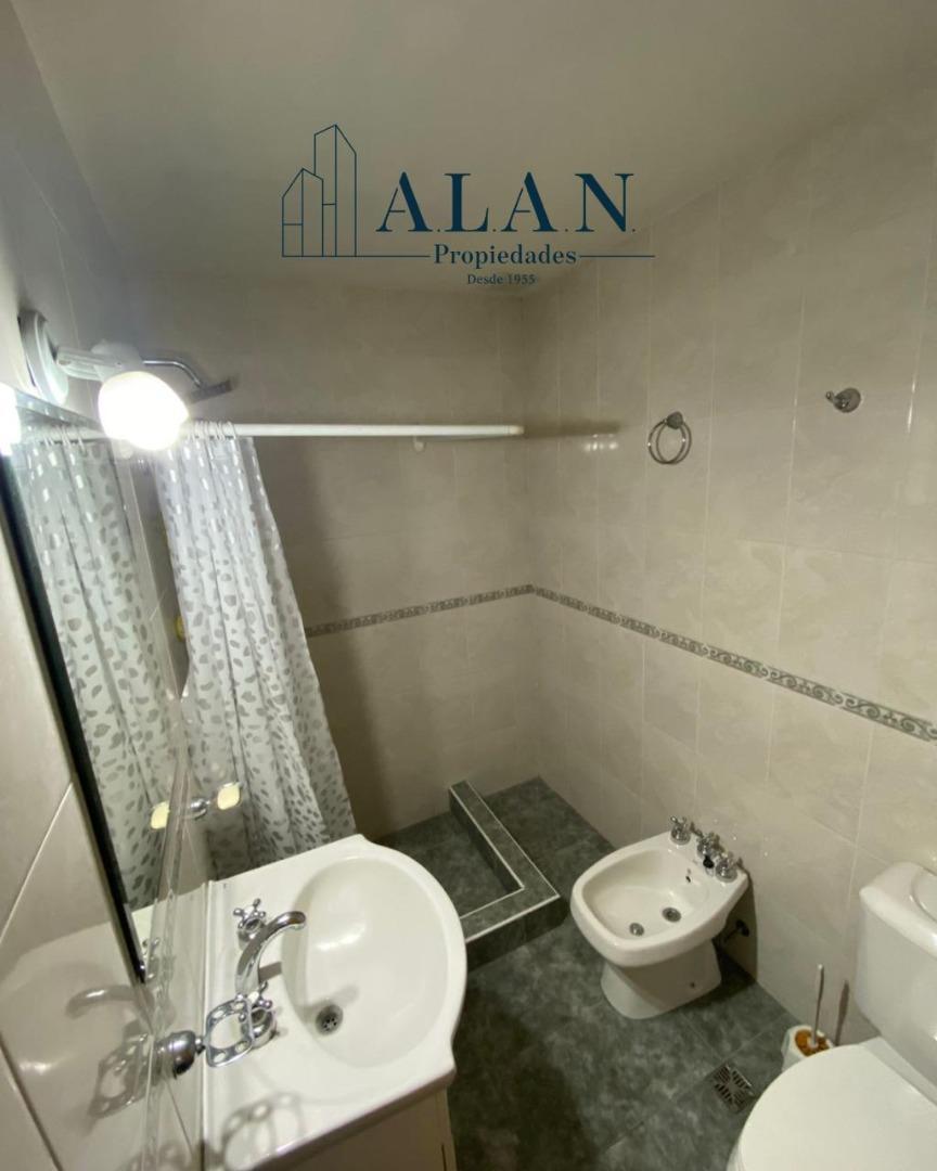 Casa en Alquiler con 2 cocheras