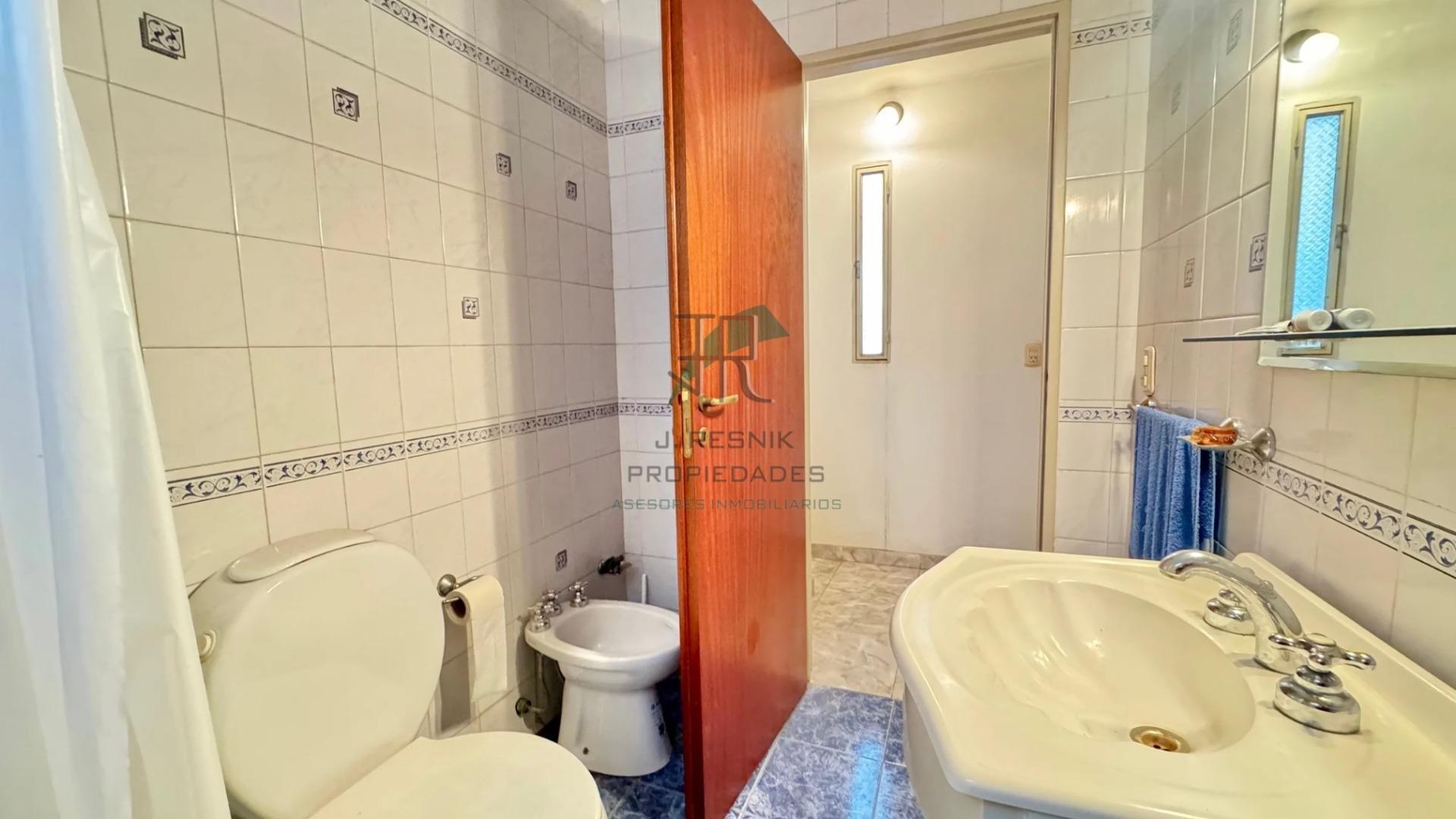 CASA 4 DORMITORIOS DE GENEROS TAMAÑO JARDIN Y TERRAZA