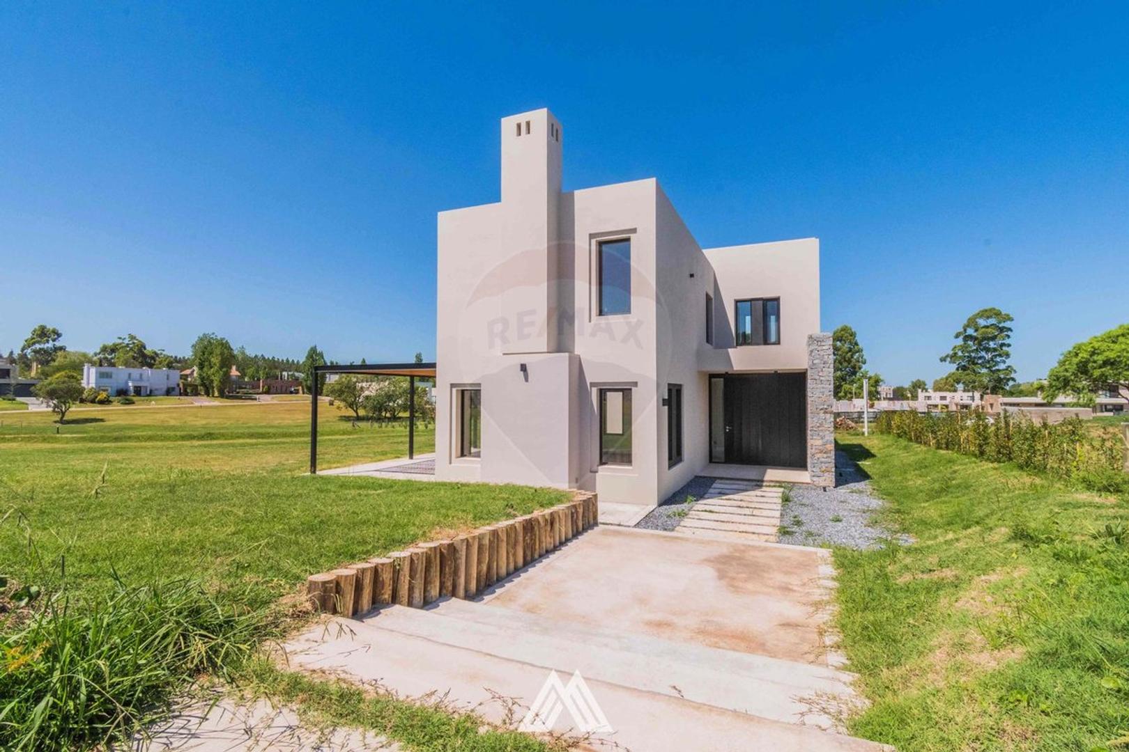 Casa en Venta con 2 cocheras