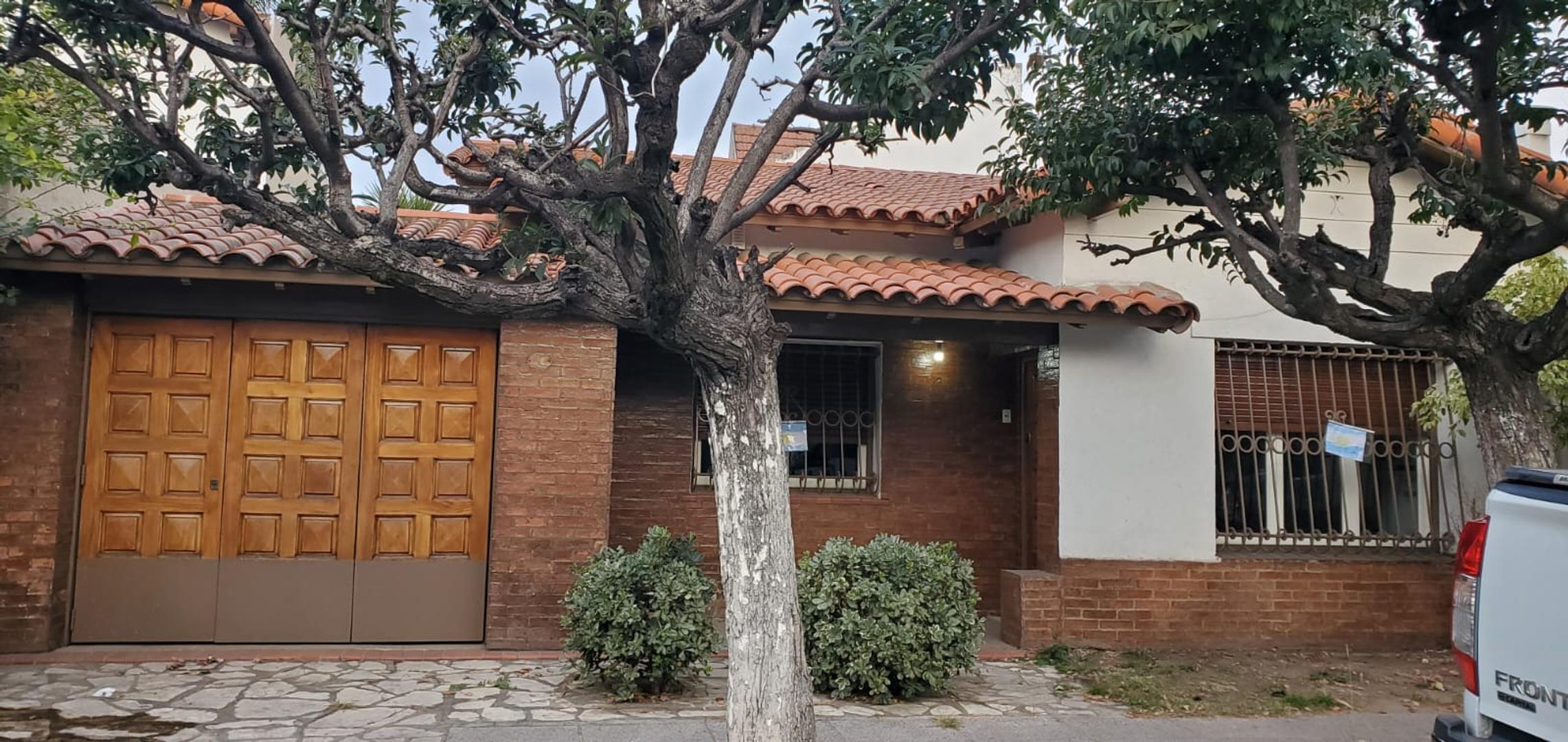 CASA EN VENTA - 3 Ambt.