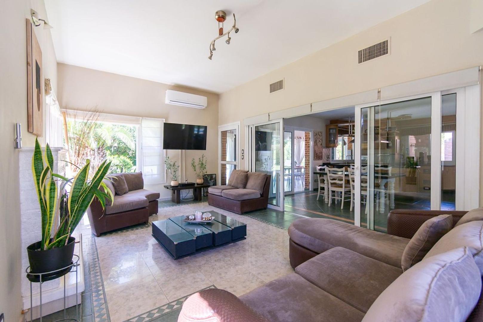 Casa 5 ambientes con 4 baños