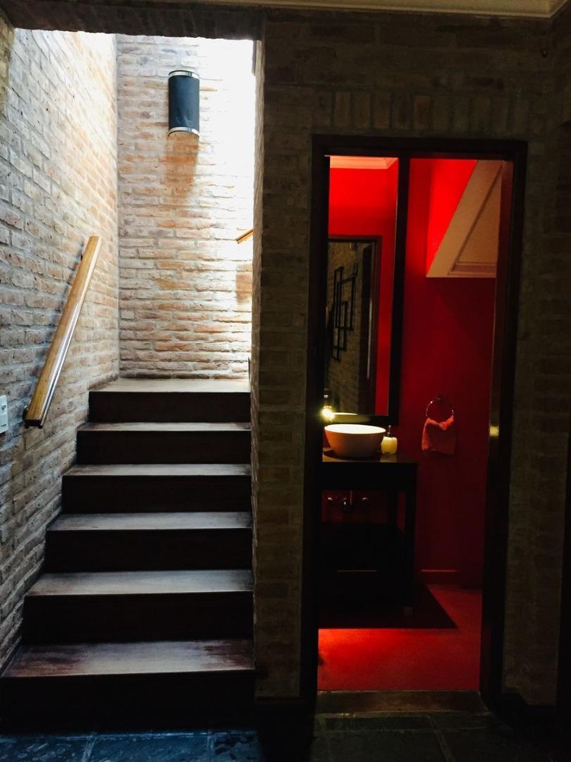 Casa en Alquiler con 4 cocheras