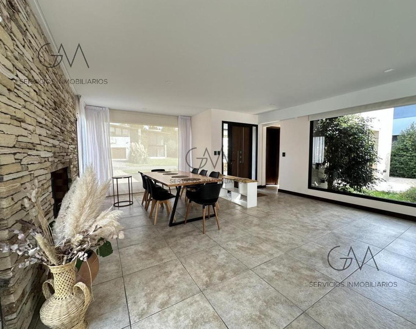 Casa 4 ambientes con 3 baños