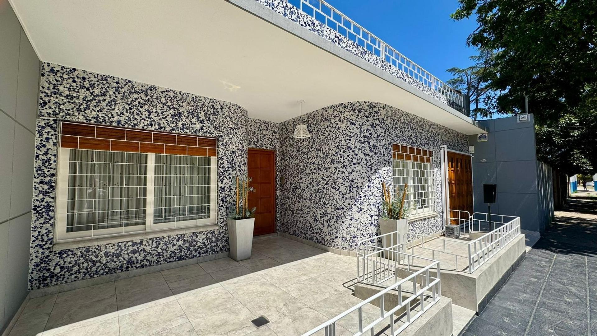 Longchamps CASA en venta inmejorable ubicacion 3 dorm jardin