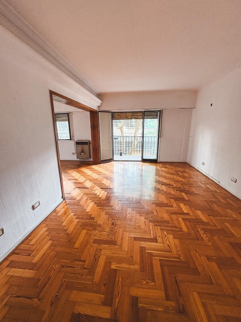 Amplio Semipiso de 5 Ambientes con Balcón Corrido y Cochera