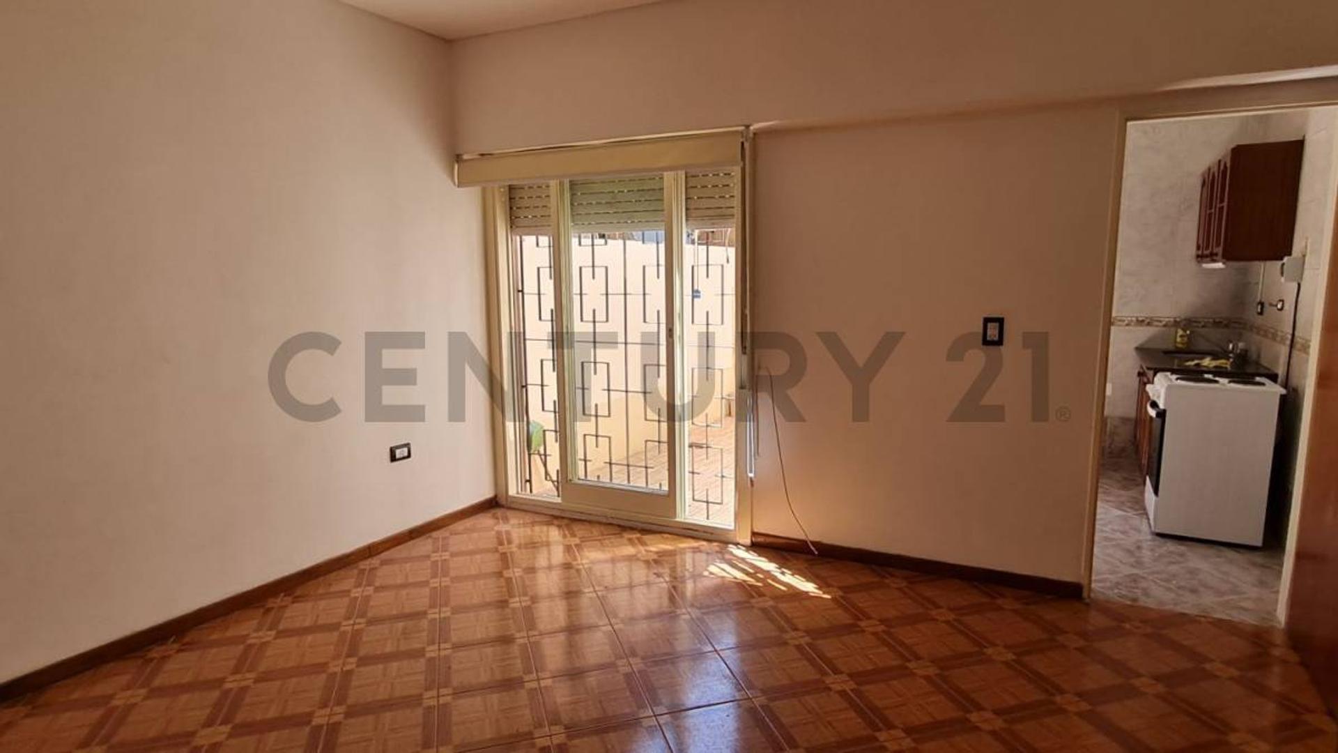 VENTA CON RENTA PH 2 AMBIENTES CON PATIO Y TERRAZA, Moron