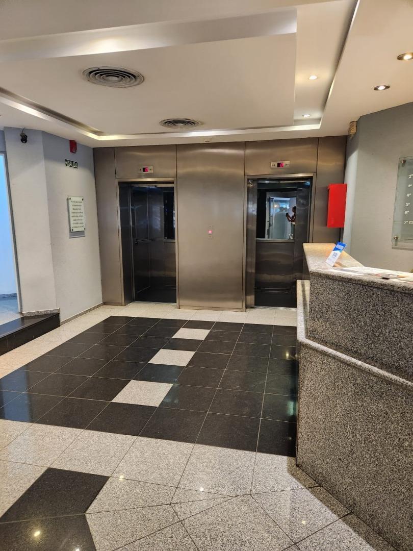 Oficina 6 ambientes con 2 baños