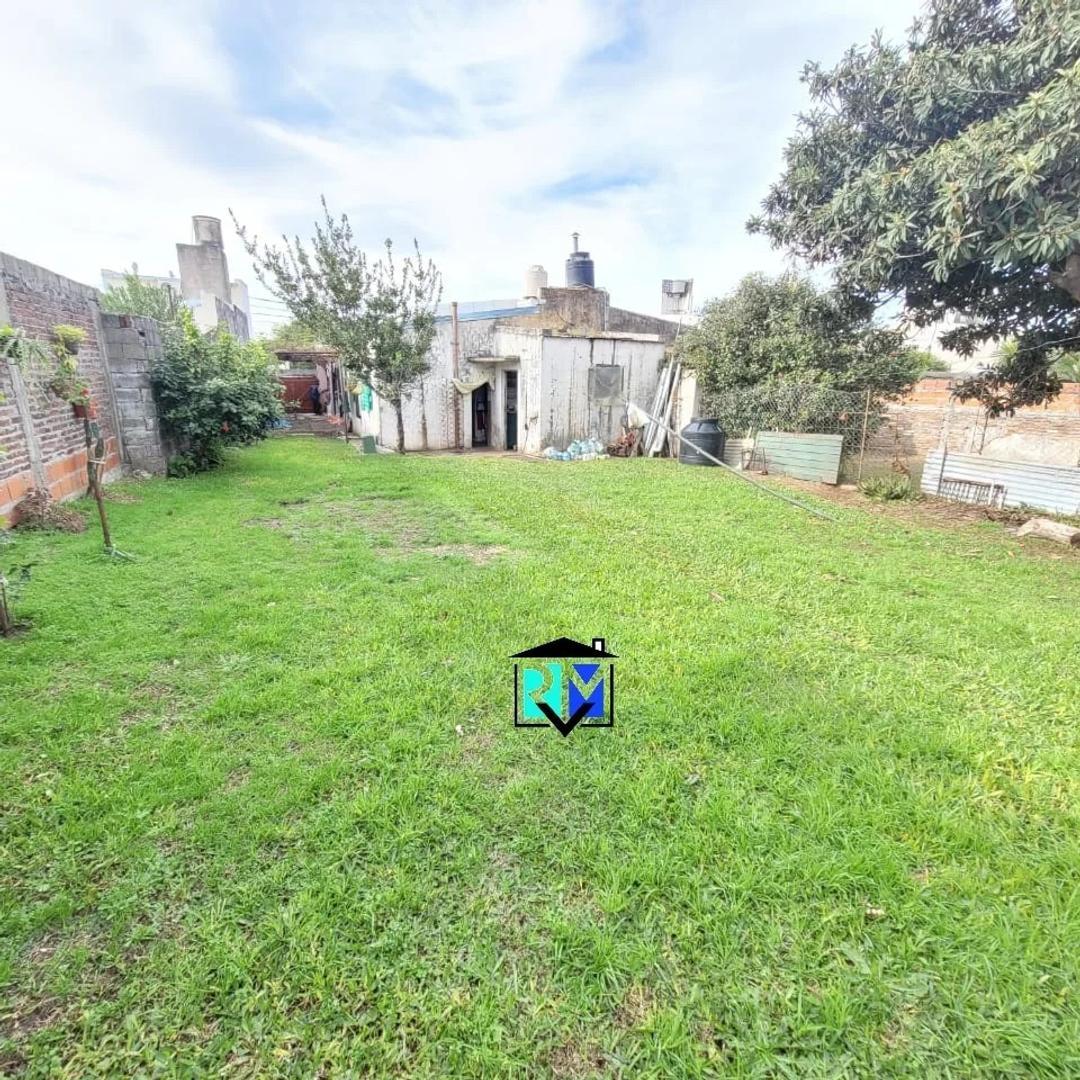 Casa a refaccionar con buen frente y fondo, todos los servic