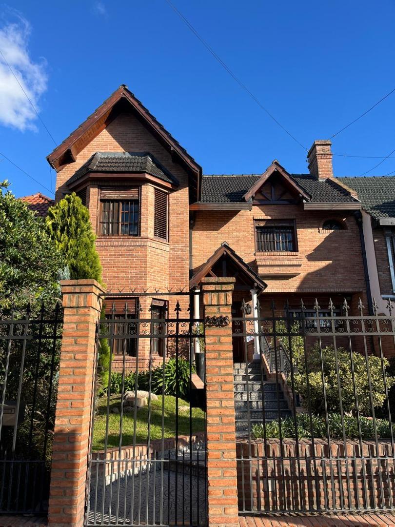 Imponente chalet sobre lote 600 metros Castelar Norte