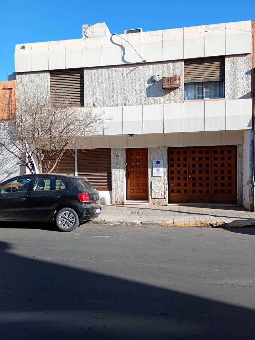 Casa con local en Alberdi a 2 cuadras de Plaza Colon esquina