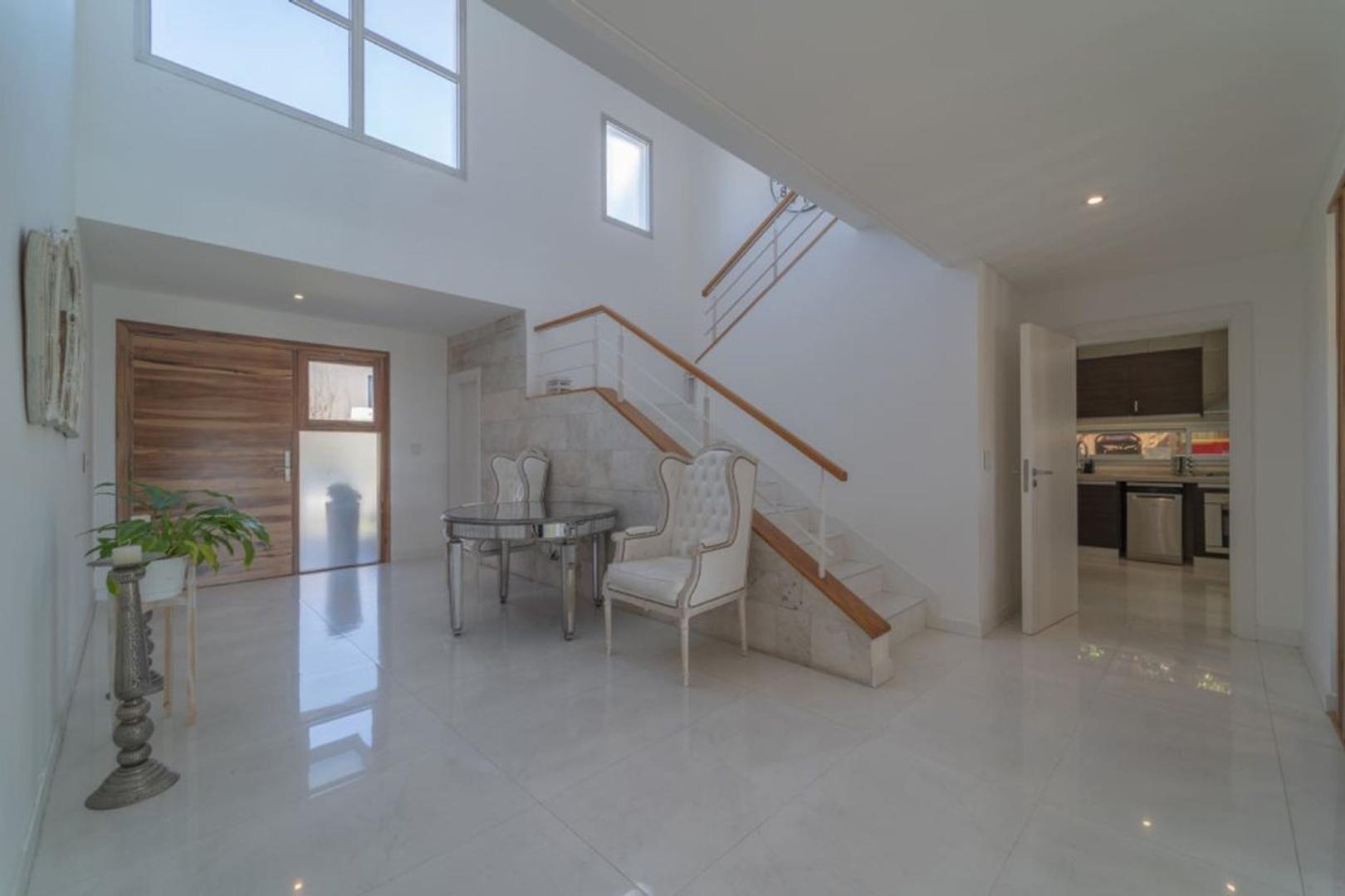 Casa 6 ambientes con 5 baños