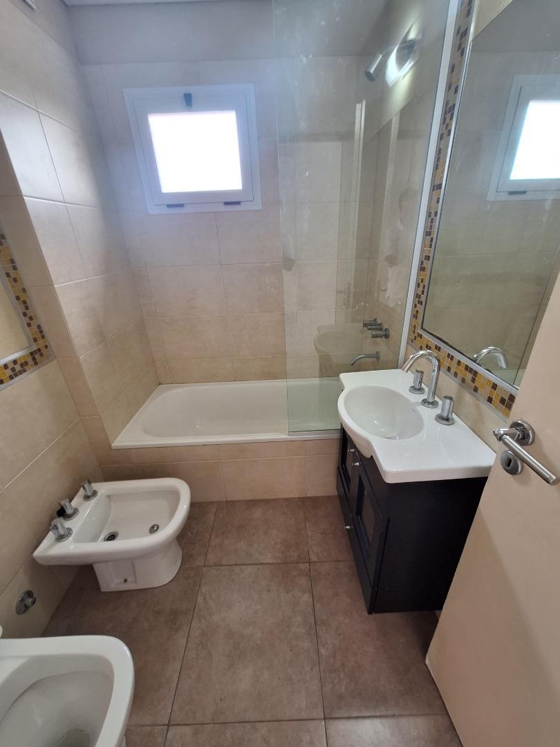 Departamento en Alquiler en Bernal, $ 700.000