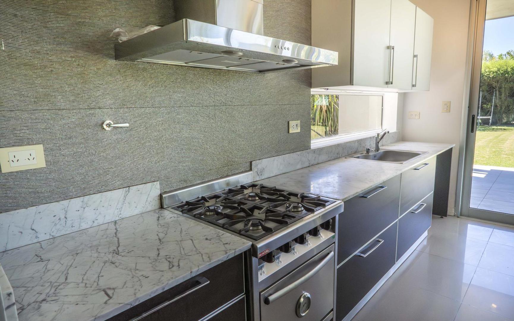 Casa 5 ambientes con 3 baños