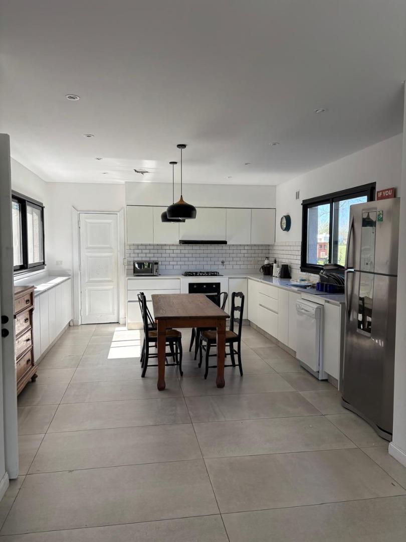 Casa en Alquiler Temporal con 2 cocheras