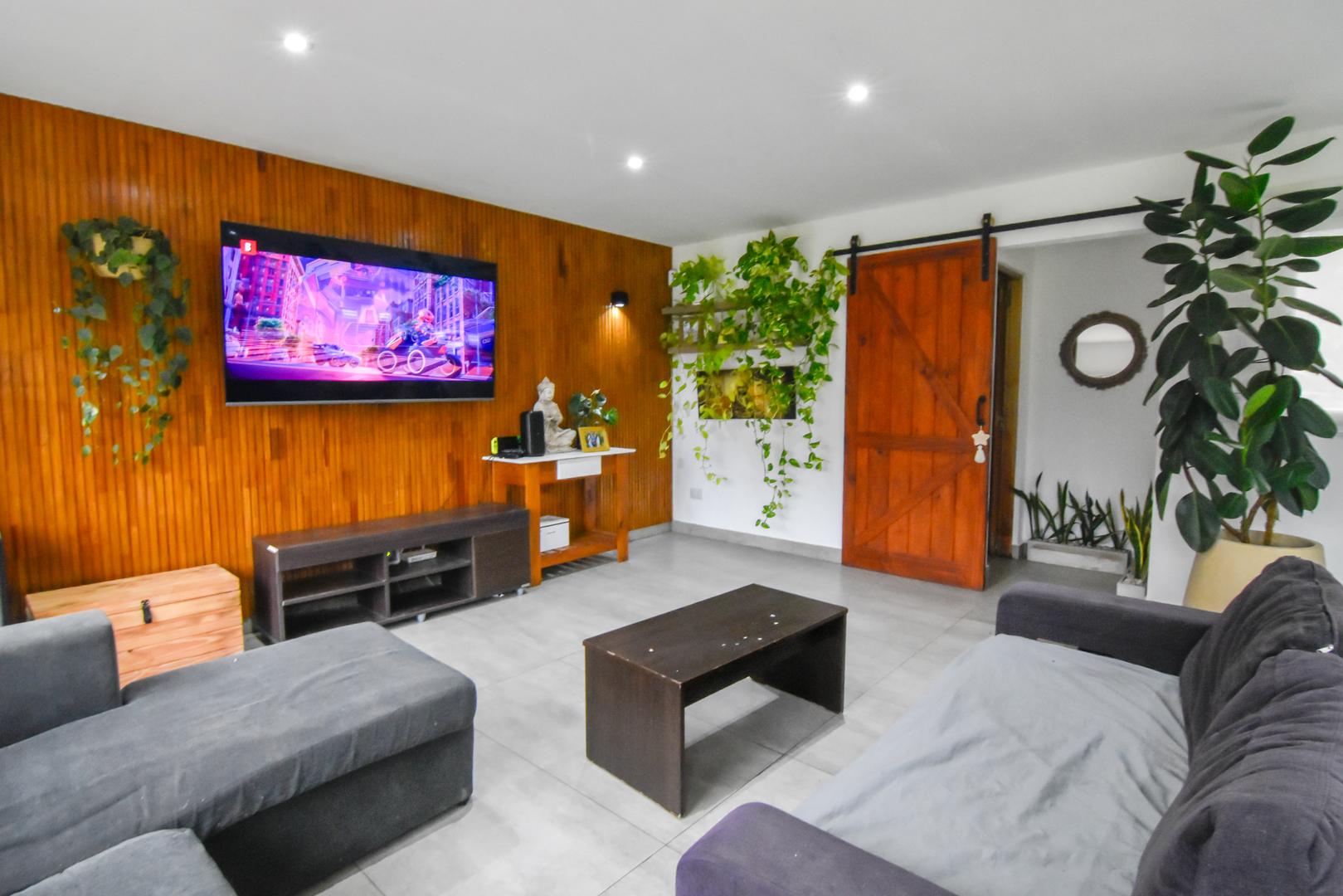 Casa 4 ambientes con 2 baños