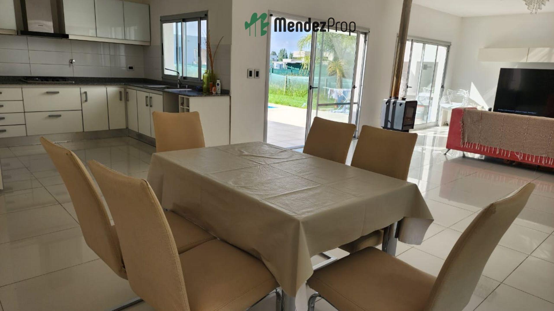 Casa en Alquiler con 3 cocheras