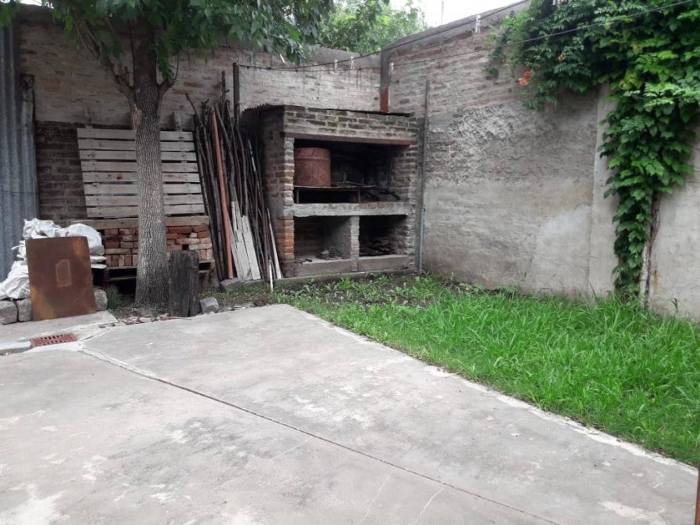 CASA 3 AMB. CON PATIO, JARDIN Y COCHERA 