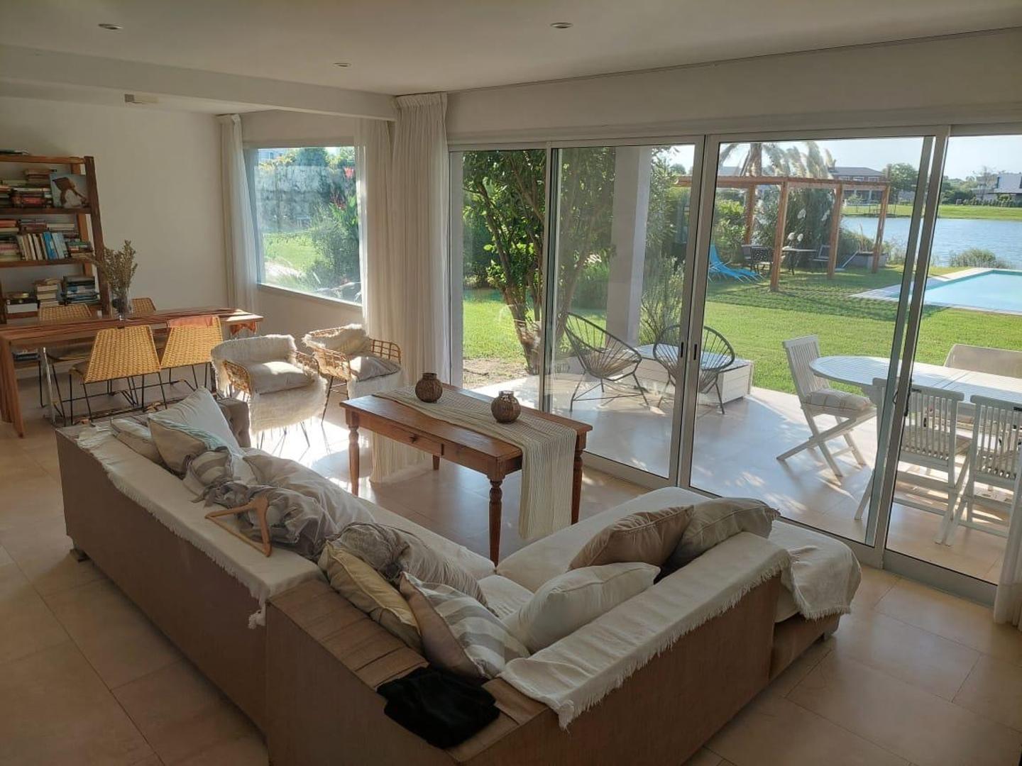 Casa 4 ambientes con 3 baños