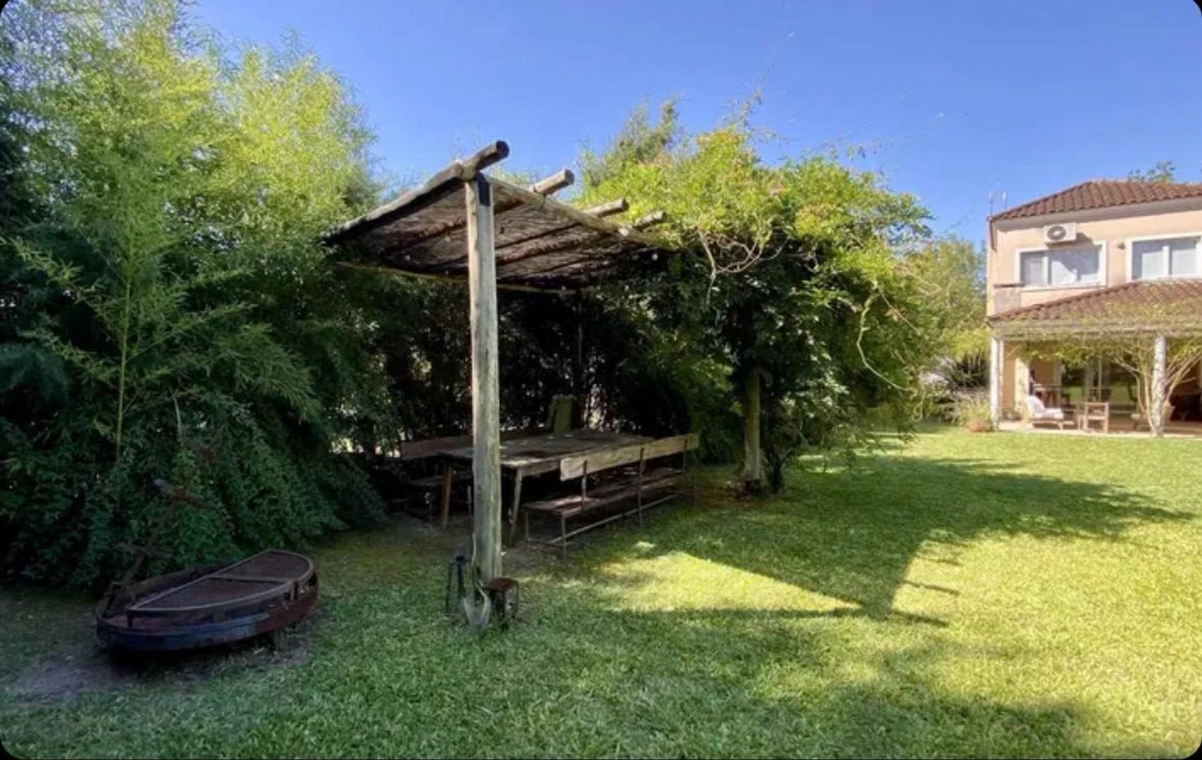 Casa 5 ambientes con 3 baños